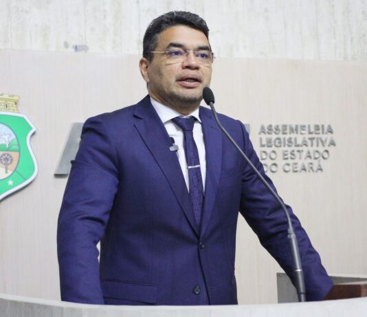 Deputado Sargento Reginauro denuncia praça abandonada a mais de 10 anos em Juazeiro do Norte que custou 1,3 milhões de reais