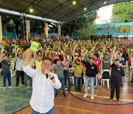 Professores estaduais do Ceará votam por estado de greve por melhorias salariais