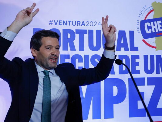 Candidato a primeiro ministro André Ventura promete tornar Lula persona non grata em Portugal