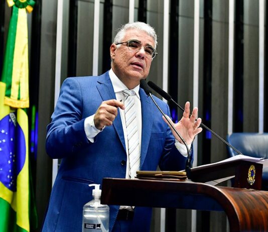 Senador Eduardo Girão quer criar CPI para investigar denúncias feitas por Mauro Cid contra PF