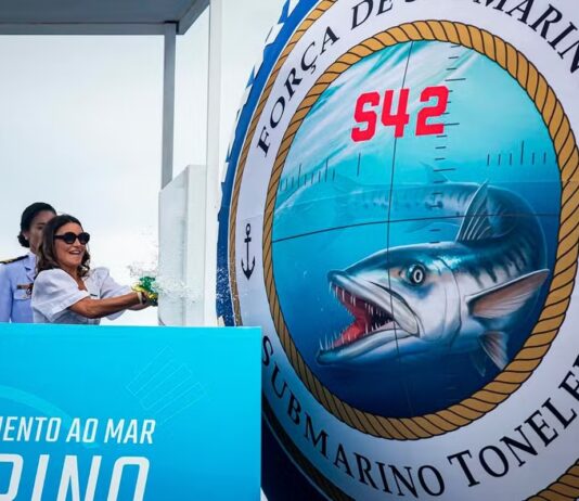 Janja quebra garrafa de espumante ao ‘batizar’ novo submarino da Marinha