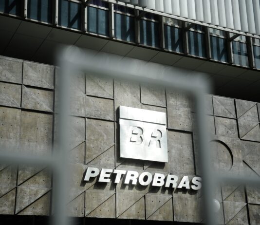 Petrobras registra queda de 33% no lucro no primeiro ano de governo Lula