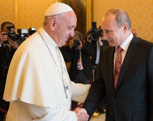 Papa Francisco e ditadores parabenizam “eleição” de Putin