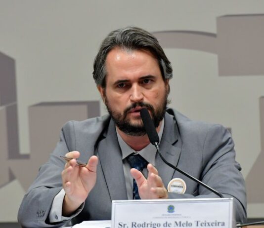 Diretor da PF admite ter detido jornalista português por posts nas redes sociais