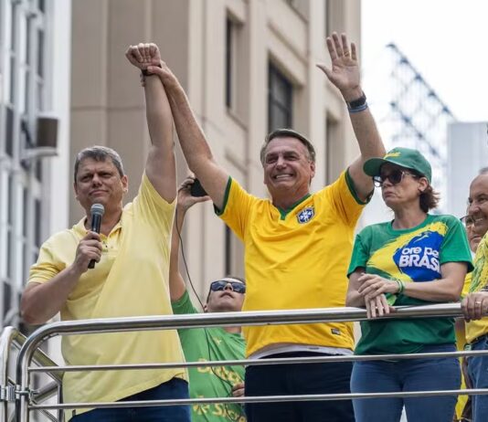 A pedido de Bolsonaro, Tarcísio deve trocar Republicanos pelo PL