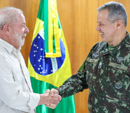 Desde a posse de Lula, Exército perdeu 1,7 milhão de seguidores