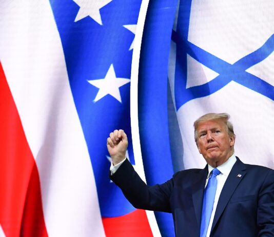 “Qualquer judeu que vota nos democratas odeia sua religião. Eles odeiam tudo sobre Israel”, afirma Donald Trump