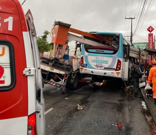 Tragédia: Dois passageiros morrem após ônibus ser atingido por caminhão guincho em Fortaleza