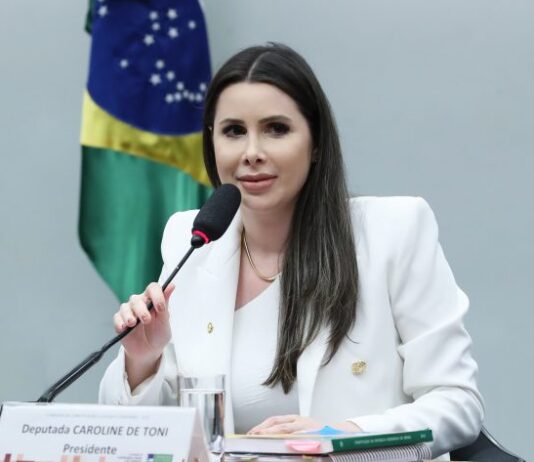 Deputada do PL Carolina de Toni vai assumir a comissão mais importante da Câmara dos deputados