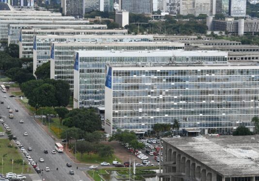 Estudo diz que fim dos supersalários economizaria R$ 3,8 bilhões por ano aos cofres públicos