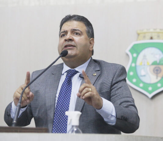 “Elmano, Pega essa tua equipe e bota para trabalhar no que o Ceará precisa”, afirmou o deputado Felipe Mota em crítica ao governo do PT