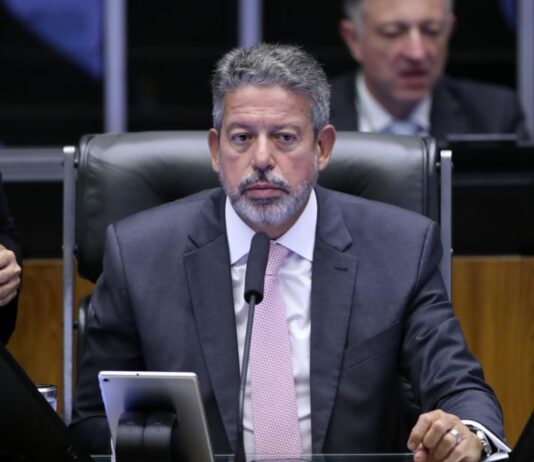 Deputados articulam “superferiadão” de Páscoa com 2 semanas de descanso