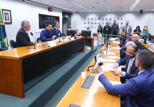 Comissão quer ouvir PF sobre áudios de Mauro Cid e detenção de jornalista