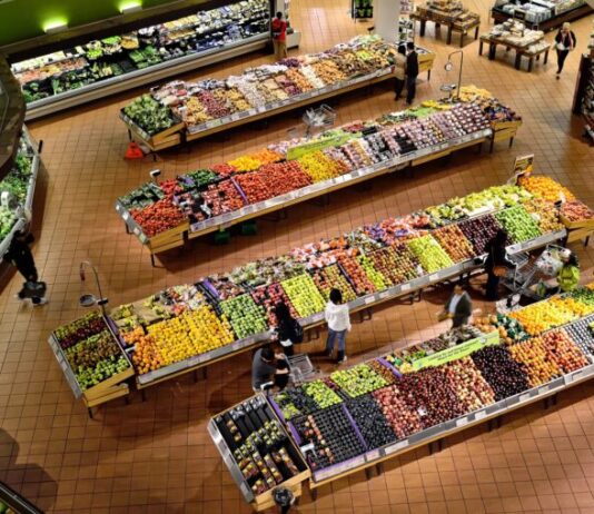 Aumento de impostos: Preços dos alimentos sobem mais que o dobro da inflação em 2024