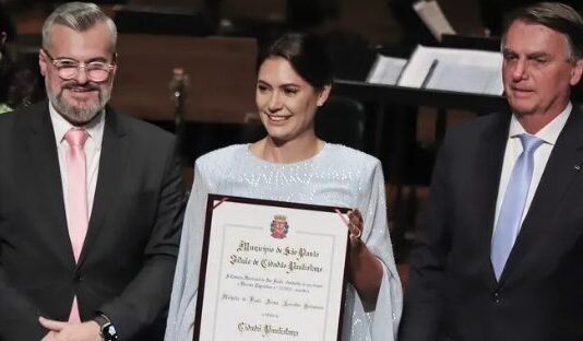 Justiça multa Prefeitura de São Paulo por realizar homenagem a Michelle Bolsonaro no Theatro Municipal