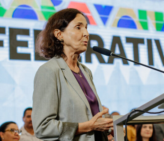 Ex-governadora anuncia saída do MEC e ‘abre leque’ para disputar eleição em Sobral: ‘É possível’