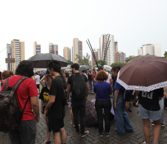 Após confusão generalizada em assembleia no Ceará, professores cobram negociação salarial em ato independente