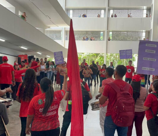 MST invade sede da Secretária de educação no Ceará para reivindicar melhorias na educação no campo