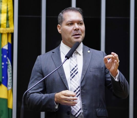 Tribunal Eleitoral do Ceará decide pela cassação do diploma do ex-deputado federal Heitor Freire