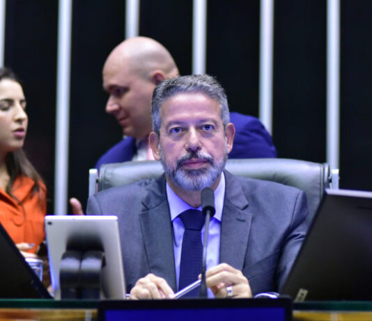 Lira pretende criar grupo de trabalho para limitar ações do STF