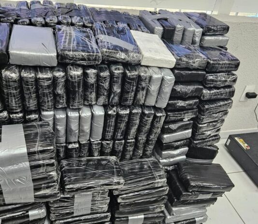 Impunidade: Dupla presa com 410 kg de cocaína no Ceará é absolvida pela Justiça do Ceará por policiais não terem “justificativa” para abordar o traficante