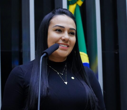 Deputada Dayany propõe implantar chips de rastreamento em cães de salvamento e resgate