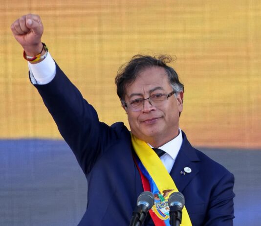 Ex-guerrilheiro, presidente da Colômbia anuncia rompimento de relações diplomáticas com Israel