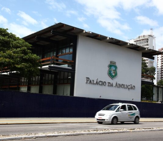 Jornal denúncia que existem servidores no Ceará que com “penduricalhos” recebem mais de 100 mil reais por mês