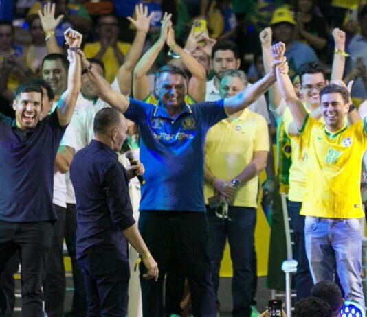 Justiça Eleitoral determina que André Fernandes retire vídeos em evento ao lado de Bolsonaro