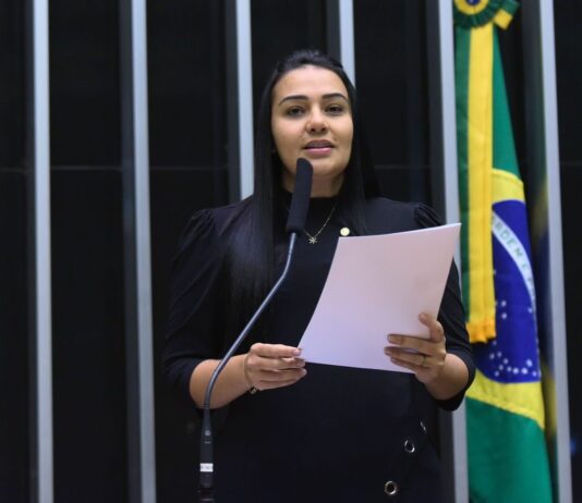 Deputada Dayany Bittencourt propõe conceder título honorário de cidadão brasileiro a Elon Musk