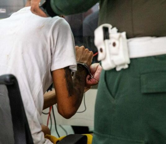 Impunidade: Assaltante que foi capturado por vítimas na praia do futuro é solto em audiência de custodia