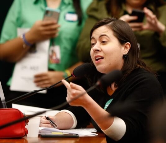 Deputada quer criminalizar médico que se recusar a fazer aborto legal