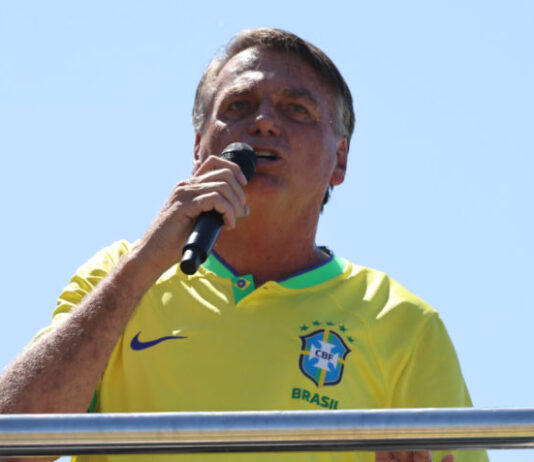 Bolsonaro critica cortes em benefícios: “pobre não vai comer sequer pescoço de frango”