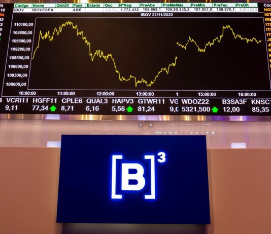 Bolsa brasileira tem maior saída de estrangeiros num 1º semestre desde 2020, no auge da Covid