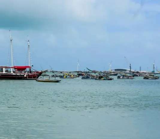 Instrutor de caiaque detido por desaparecimento de adolescente em alto mar é solto em audiência de custódia