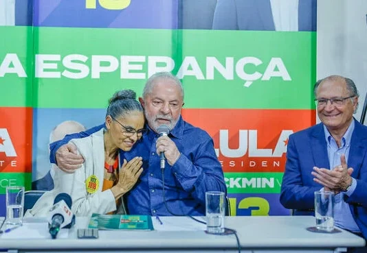 “Governo Lula parece incapaz de lidar com as queimadas”, afirma Jornal Estadão