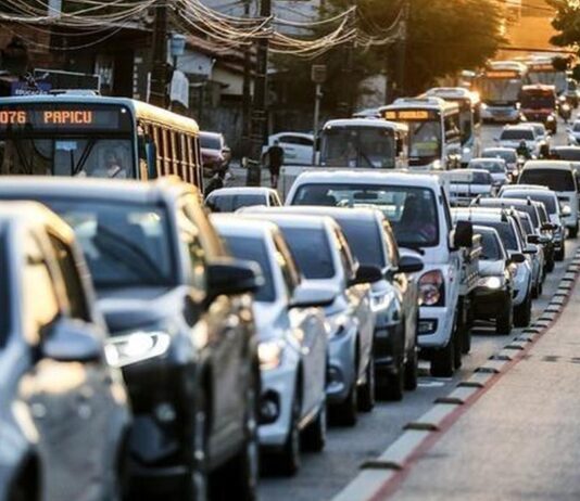 Cearense precisa trabalhar mais de 4 anos sem gastar salário para comprar ‘carro popular’