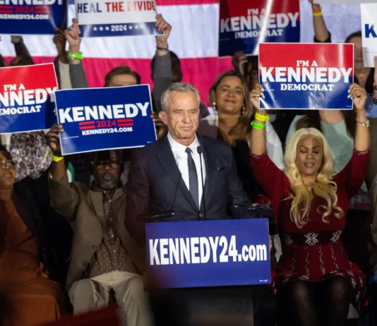 Kennedy suspende campanha presidencial, declara apoio a Trump e critica democratas