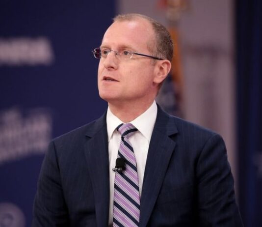 Moraes tenta dar ‘golpe mais amplo contra a liberdade de expressão’, diz conselheiro da ‘Anatel’ dos EUA