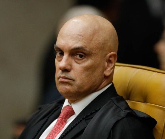 Moraes manda bloquear carros e aeronaves da Starlink no Brasil