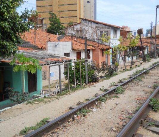 Corpo de homem carbonizado é encontrado com rosto desfigurado em via férrea de Fortaleza