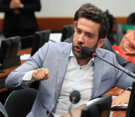 PF indicia Janones e diz que ele era “eixo central” de rachadinha