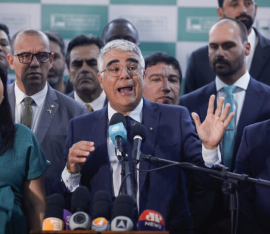 Oposição quer urgência para analisar impeachment de Moraes