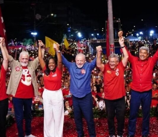 Líder do governo no Senado pede ‘boca de urna’ ao lado de Lula