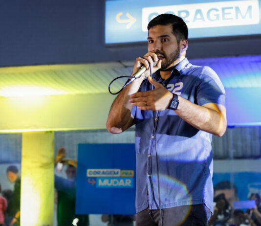 “Não administrou bem o clube, não administrou bem a Assembleia Legislativa; por falta de manutenção, pegou fogo e não tinha sequer o seguro”, diz André sobre Evandro