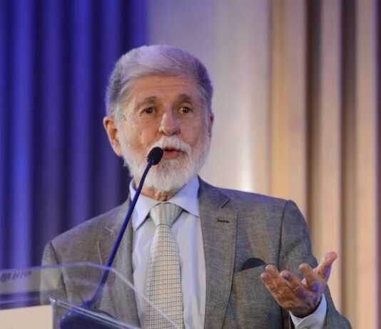 Amorim fala em “mal-estar”, mas defende contato com a Venezuela