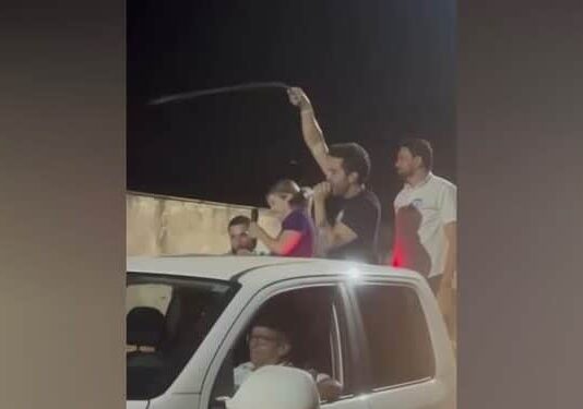 Janones é acusado de racismo por ato com chicote em comício