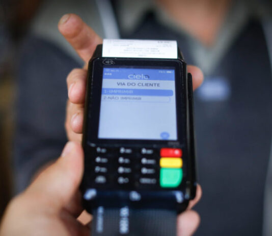 Juros do crédito rotativo chegam a 438,4% e atingem o maior nível no ano