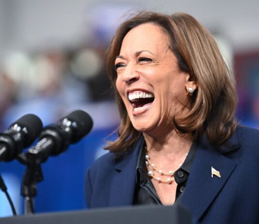 Jovens que exaltaram Jesus em ato com Kamala foram agredidos