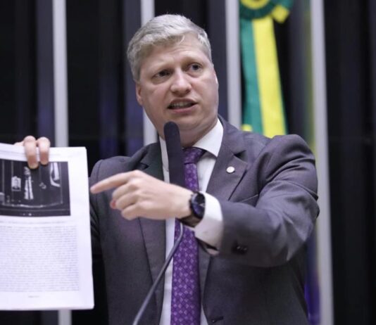 Marcel van Hattem se torna alvo de investigação do Flávio Dino no STF